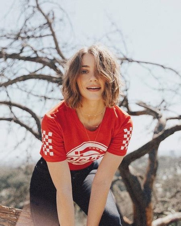 American Actress and Social Media Personality, Emily Rudd Is Now Enoying Her Love Life With Her Boyf ·