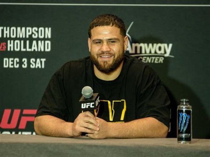how rich is the Australian UFC star? ·