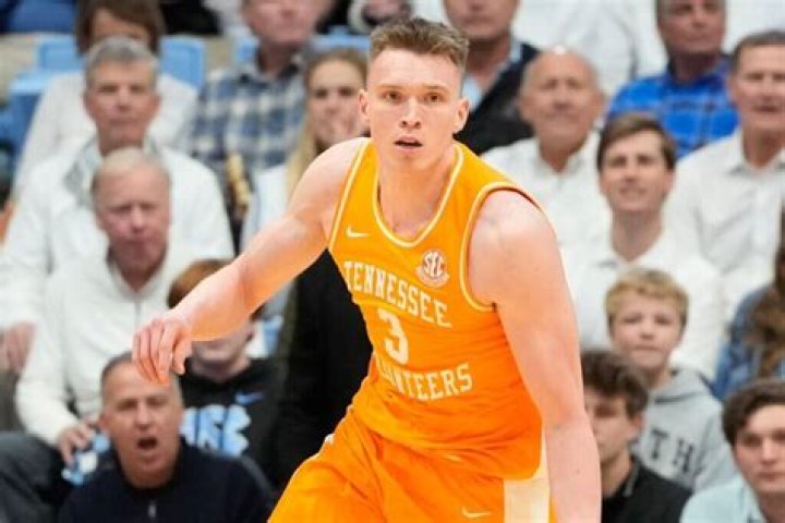 Tennessee star Dalton Knecht helped off court vs. UNC after rolling left ankle ·