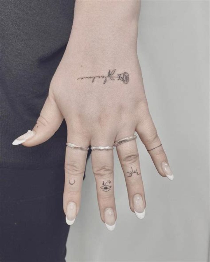 Unveil The Profound Symbolism And Allure Of Rosario En La Mano Tatuajes