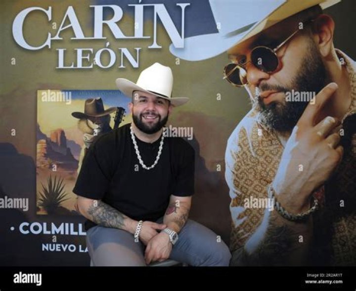 Video of Mexican singer Carin Leon as he fell on the stage goes viral on Twitter ·
